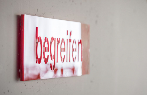 Barbara und Gabriele Schmidt Heins, Installation aus Wörtern (Foto: Jörg Schwarze)